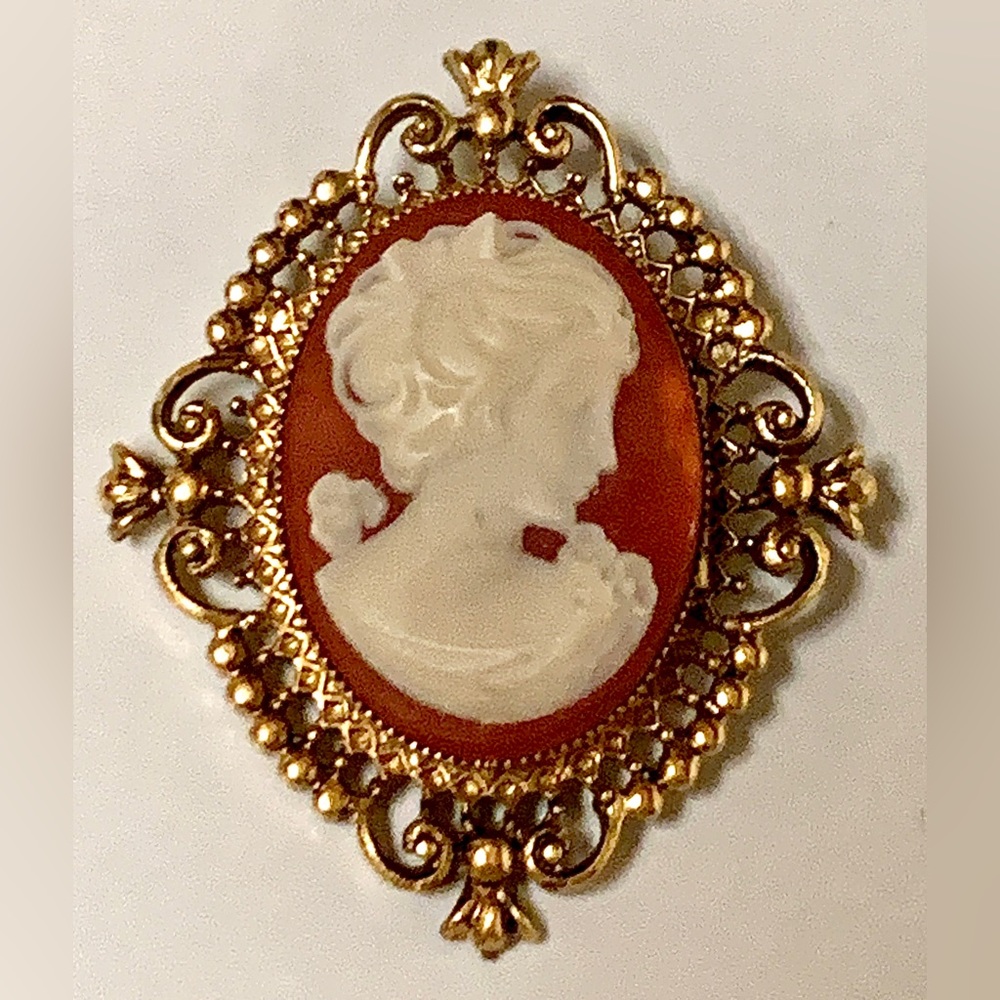 Mid Century Vintage Gold Tone Victorian Style Cameo Pinback Brooch Button